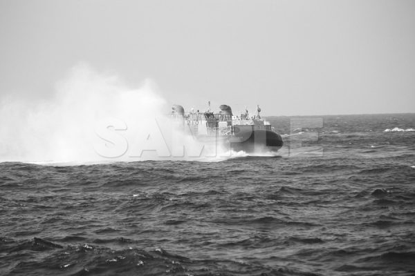 観艦式 「LCAC　エア・クッション型揚陸艇」  白黒